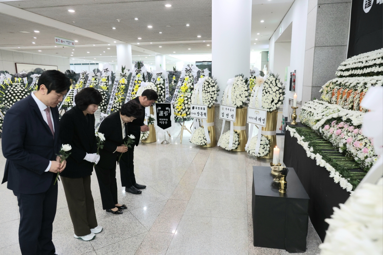 대전 동구의회, 안전공업 화재 희생자 합동분향소 조문 이미지(1)